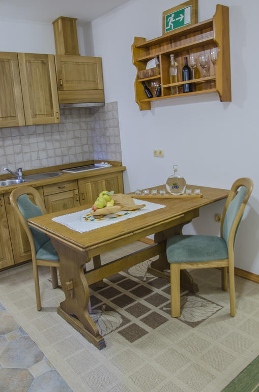 Miskar Rooms Cerknica Exteriér fotografie